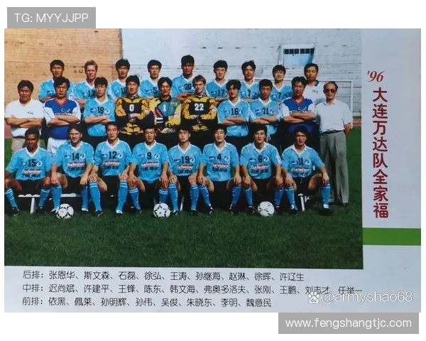 退役足球明星重聚合影展现昔日辉煌与友谊的珍贵时刻