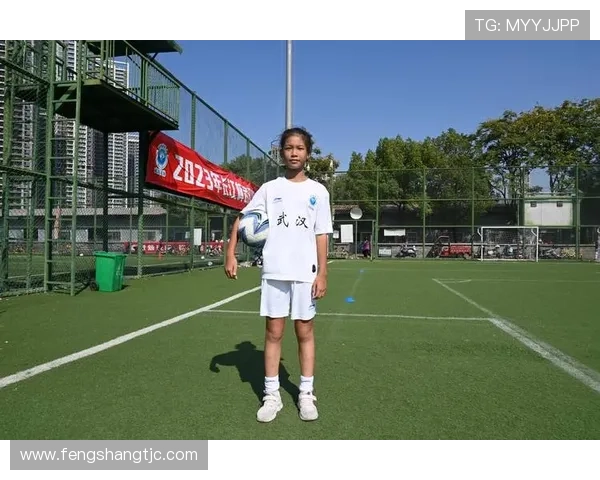 追逐梦想的女孩与足球明星的亲密对话揭秘运动背后的故事与激情